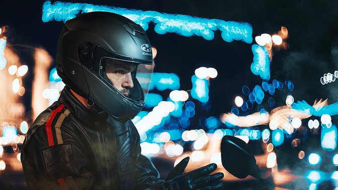 Kask Kabuto od Hondy, Aeroblade V - czarny matowy - obraz nałożony, widok z boku z prawej strony, na głowie motocyklisty, nocą w mieście