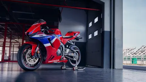 CBR600RR - ujęcie statyczne z przodu z boku na motocykl stojący w garażu na torze wyścigowym.